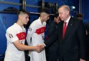 Milli futbolcuları soyunma odasında ziyaret etti