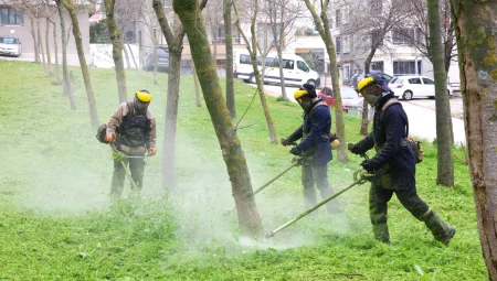 Baharla birlikte Osmangazi’de ot temizliği başladı