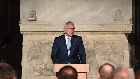 Bakan Ersoy: Türkiye, yakmadan barışa ve insanlığa hizmet etmektedir