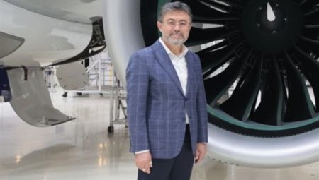 Bakan Yumaklı, tiyatro gösterisinde çocuklarla bir araya geldi