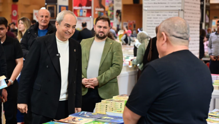 Başkan Kocagöz, Kepez Kitap Fuarı’nı gitti