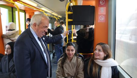 Başkan Özdemir, metroda vatandaşlarla bir araya geldi