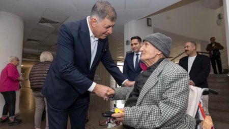 Başkan Tugay, huzurevi sakinleriyle bayramlaştı