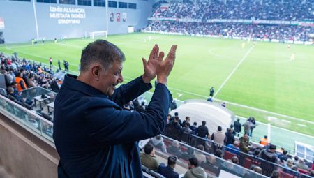 Başkan Tugay, Karşıyaka ve Eskişehirspor karşılaşmasını tribünden takip etti