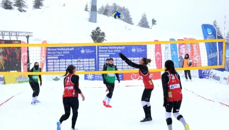 Bursa Osmangazi’den Uludağ’da nefes kesen kar voleybolu şöleni