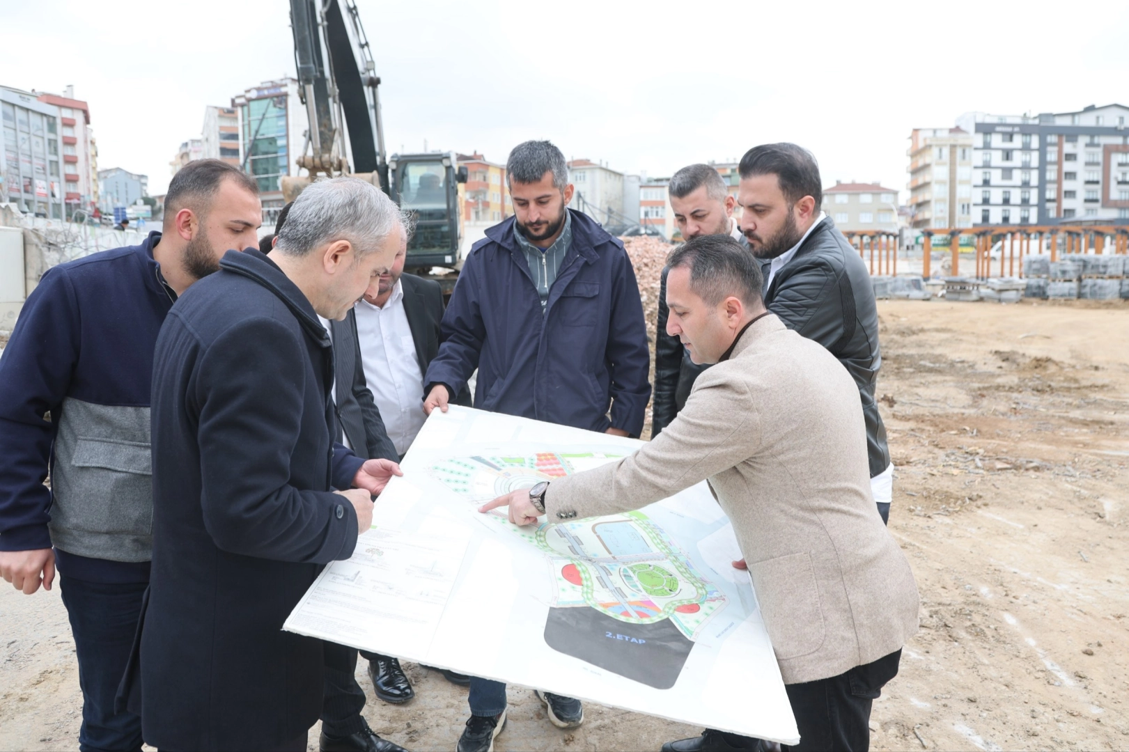 Çayırova’da Başkan Çiftçi, kent meydanındaki çalışmaları mercek altına elde etti