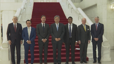 Çin Ticaret Bakanı Wang, küresel ilaç temsilcileriyle Pekin’de buluştu