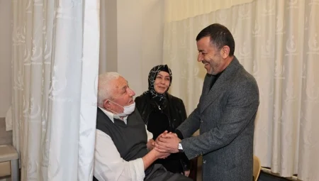 Denizli’de bayram mesaisindeki personele ve hastalara ziyaret