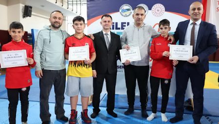 Derince’de aileler ve çocuklar spor etkinliklerinde toplantı yaptı