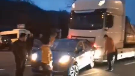 Düzce’de otomobile tır arkadan çarptı!