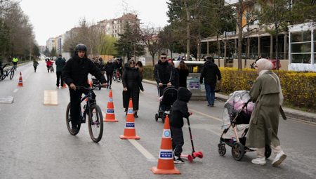 Eskişehir’de “Arabasız Pazar” ile sokaklar vatandaşlara açıldı