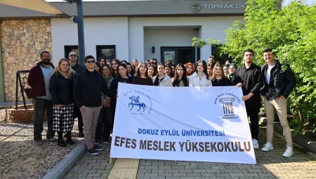 Gençler kariyerleri için Efes Tarlası Yaşam Köyü’nde toplantı yaptı