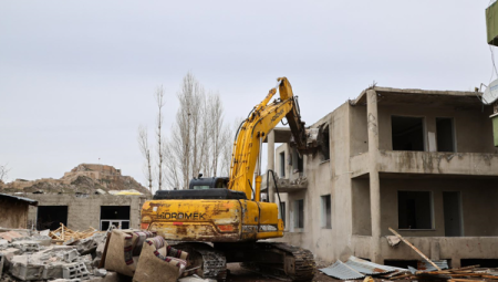 Hatuniye Caddesi ikinci etapta yıkım çalışmaları sürmektedir
