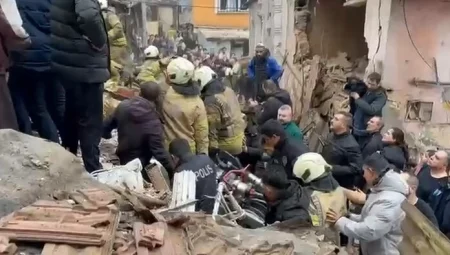 İBB: Fatih’teki bina çökmesinin nedeni inceleniyor