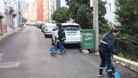 İzmir Karabağlar ‘da temizlik çalışmaları tüm mahallelere yayılıyor