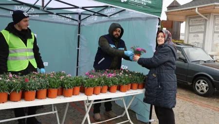 Kocaeli Büyükşehir’den ücretsiz binlerce çiçek