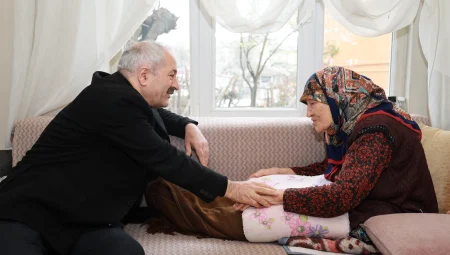 Kocaeli Gebze’de 100 yaşındaki Hesna Teyzeye ziyaret