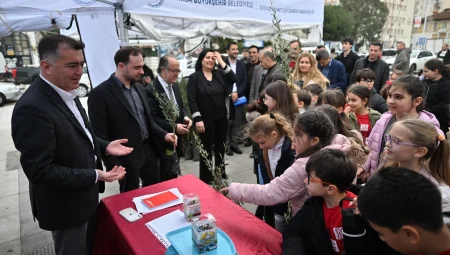 Manisa’da atık piller toplanıyor, fidanlar toprakla buluşuyor