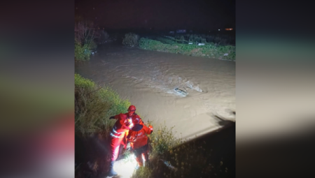 Menderes’te dereye uçan araçta mahsur kalan vatandaş kurtarıldı