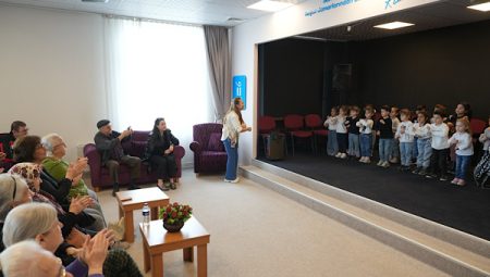 Minikler, Metin Özöğüt Yaşam Merkezi’nde yaşlı vatandaşları bir araya geldi