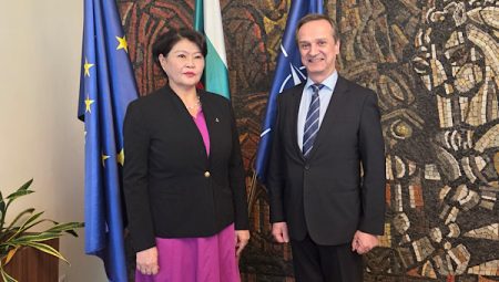 Naydenov, Moğolistan Büyükelçisi Sayanaa ile bir araya geldi