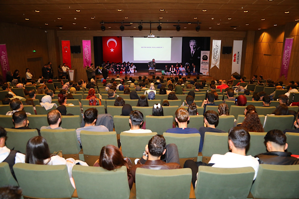 Prof. Dr. Erbaş, Gaziantep’te gençlerle beyin gelişimi üzerine söyleşi icra etti