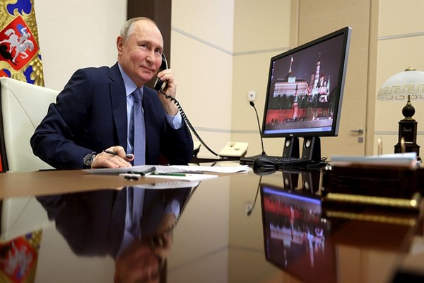 Putin, Kırgızistan Cumhurbaşkanı Caparov ile buluştu