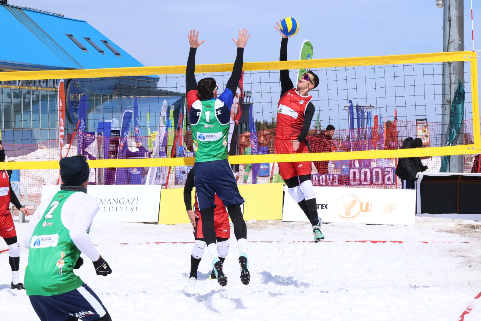Uludağ’da kar voleybolu şöleni artık hayata geçiyor