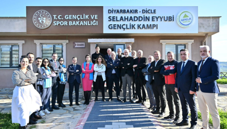 Vali Zorluoğlu, Dicle Kampı’nda gençlerle temas kurdu