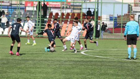 Van Büyükşehir Belediyespor U-18 Futbol Takımı il şampiyonluğunu tebliğ etti