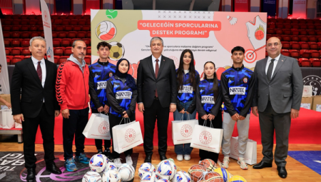 Adana’da öğrencilere spor malzemesi dağıtıldı