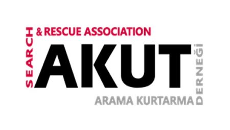 AKUT: Adrasan’da kayalığa düşen köpek ve yavruları kurtarıldı