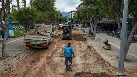 Alanya Atatürk Caddesi’nde altyapı ve asfalt çalışmaları sürüyor
