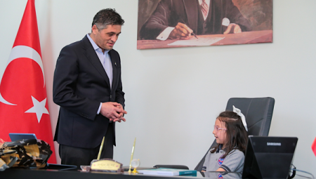 Aliağa’da 23 Nisan dolayısıyla Başkan Acar Koltuğunu devretti