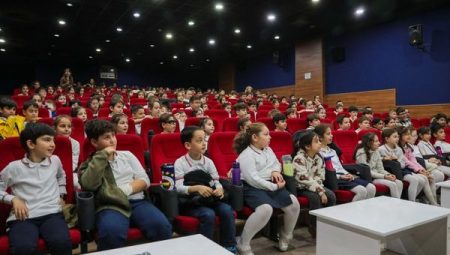 Aliağa’lı öğrenciler belediye yönetimini yerinde öğrendi