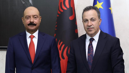 Arnavutluk Parlamentosu Başkanı Peleshi, Katar Büyükelçisi ile müzakere etti