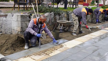 Atatürk Parkı altındaki kaldırımda yenileme çalışmaları sürüyor