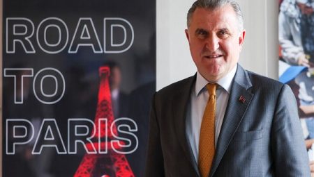 Bakan Bak, Ziraat Bankkart Erkek Voleybol Takımı’nı tebrik etti