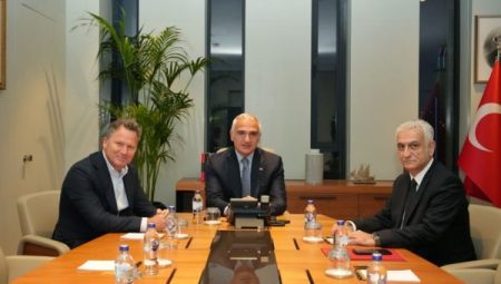 Bakan Ersoy Jet2 ve Dertour Group yöneticileriyle bir araya geldi