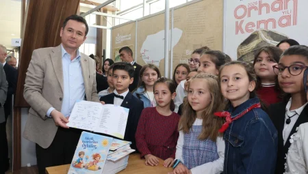 Başkan Erkan Aydın Kitap Fuarı’nda çocuk yazarlarla temas kurdu
