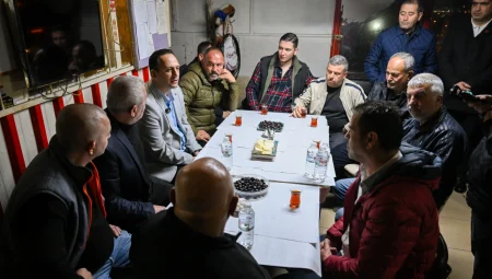 Başkan Eşki minibüsçülerle kahvaltıda bir araya geldi: İzmir’de carpici gelisme