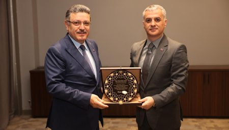 Başkan Genç’e teşekkür plaketi takdim edildi