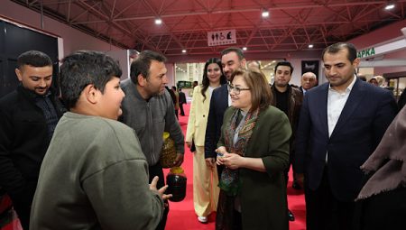 Başkan Şahin, 16’ncı GAPTARIM Fuarı’nda stantları gezdi