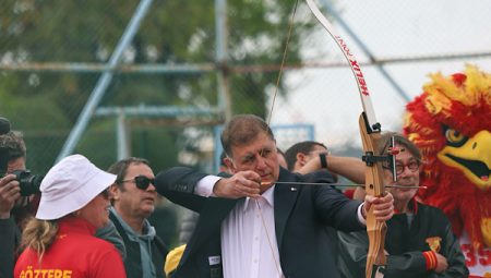 Başkan Tugay, İnciraltı’ndaki 23 Nisan Çocuk Şenliği’ne iştirak etti