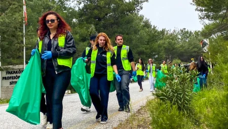 Bornova’da anlamlı temizlik