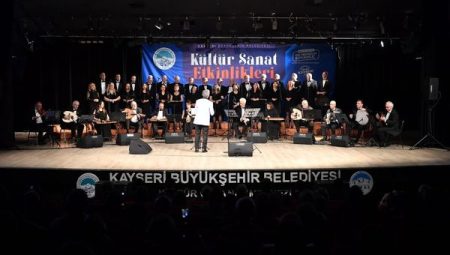 Büyükkılıç, Türk Sanat Müziği Kent Korosu Konseri’nde Kayserililerle toplantı yaptı