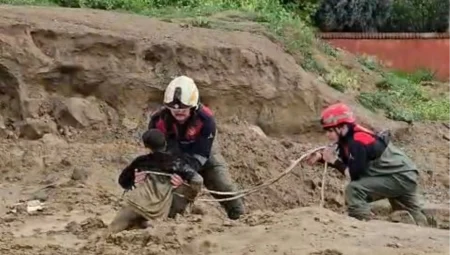 Çamura saplanan iki çocuğu itfaiye kurtardı: İzmir Torbalı’da carpici gelisme
