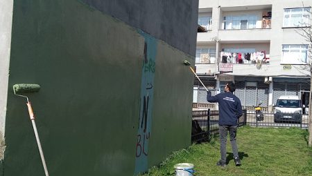 Çayırova’da parkların duvarlarında bakım çalışması gerçekleştirildi