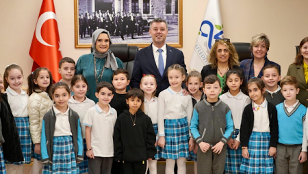 Çocuklar Başkan Sarıkurt’u makamında temas kurdu