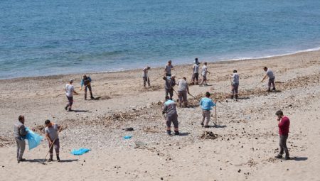 Demirtaş Sahili’nde temizlik çalışması gerçekleştirildi